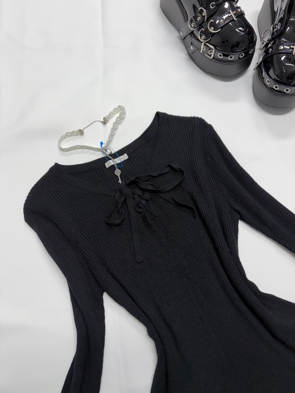 공겜여주 로맨틱고스 블랙 골지 플레어 소매 탑 단품 상품이미지2