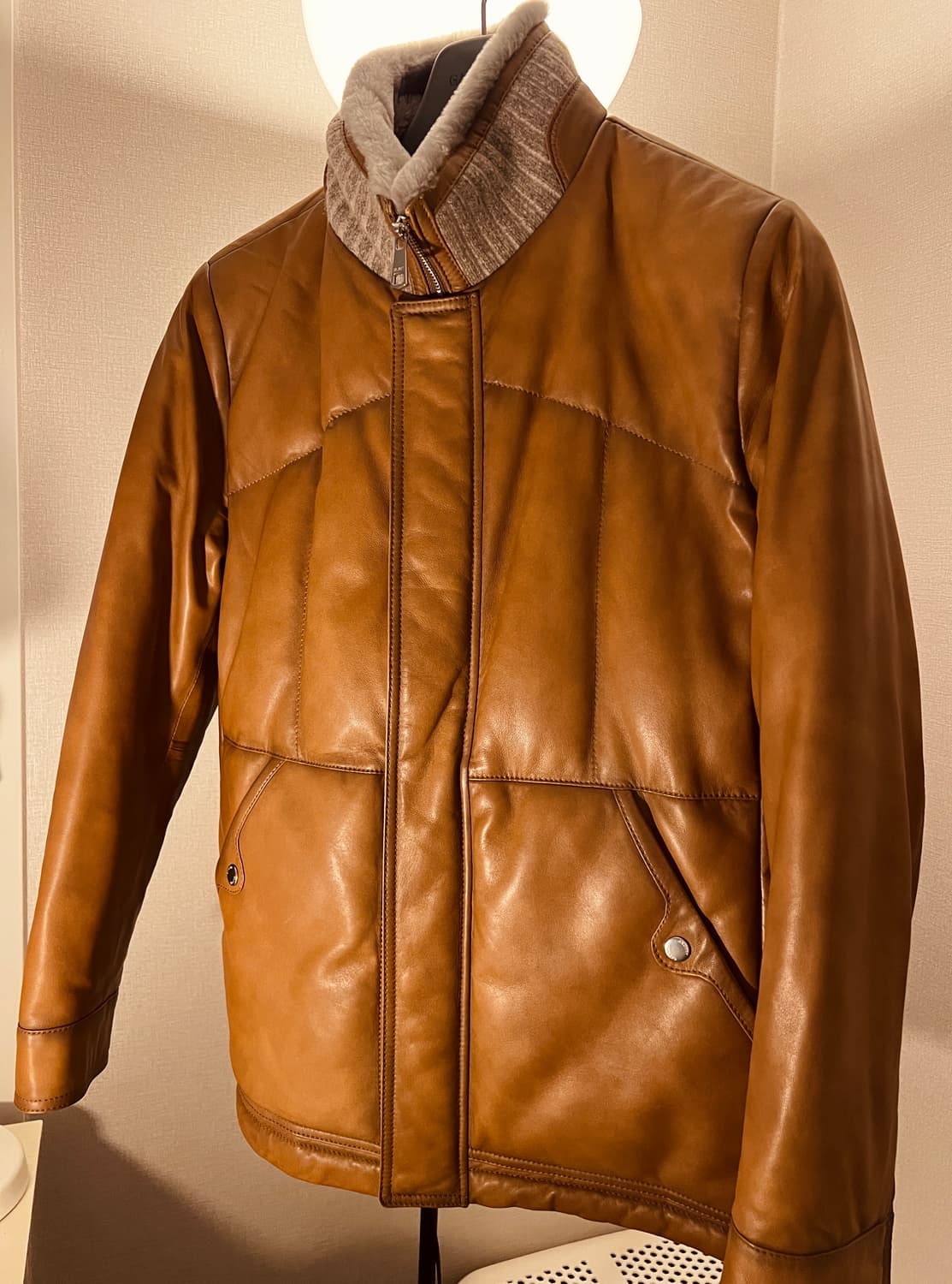 (완판모델) 갤럭시 라이프스타일 퀼팅 다운 가죽점퍼 브라운 95사이즈 상품이미지6