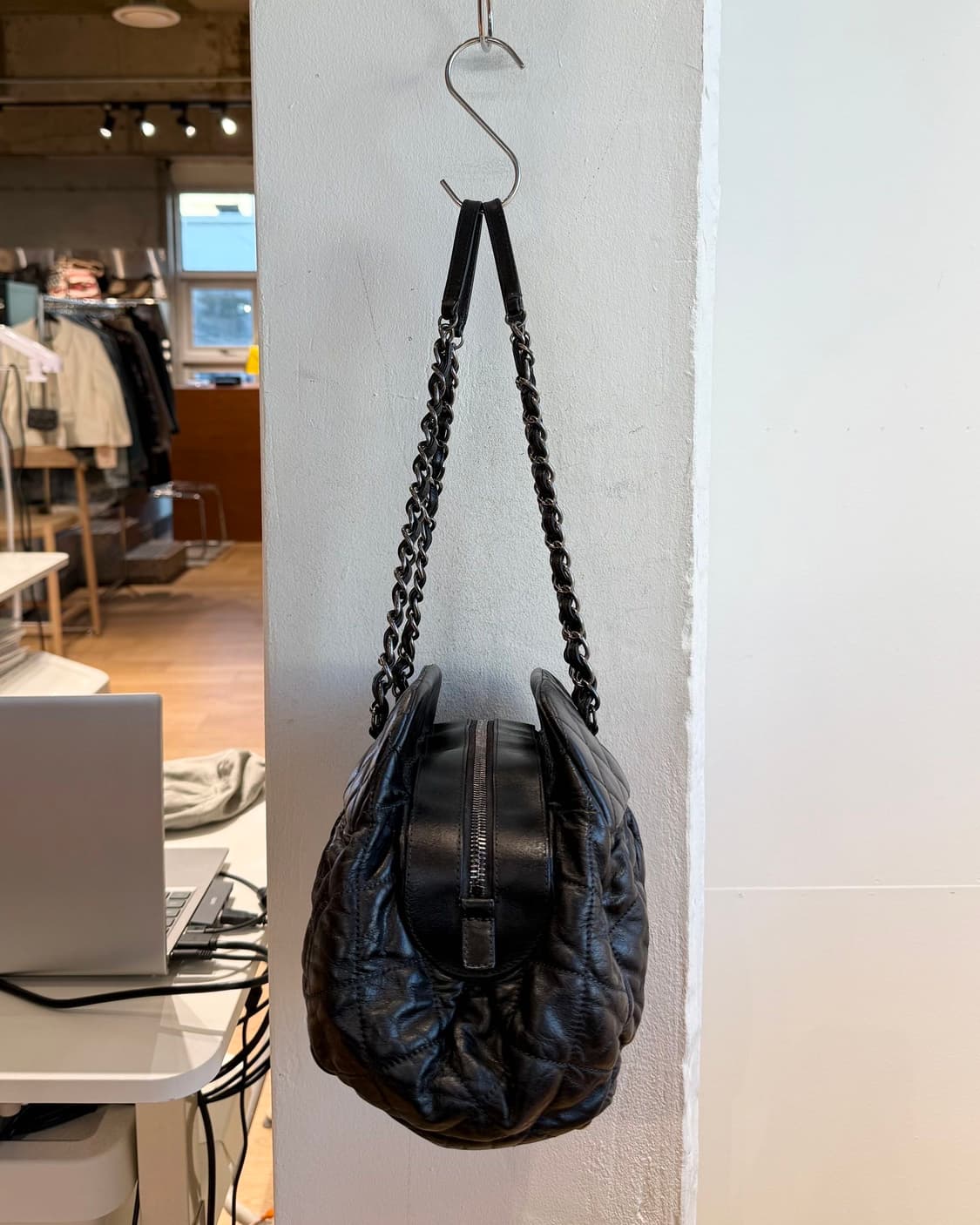 샤넬 블랙 이리데슨트 카프스킨 시크 퀼팅 볼링백 상품이미지4