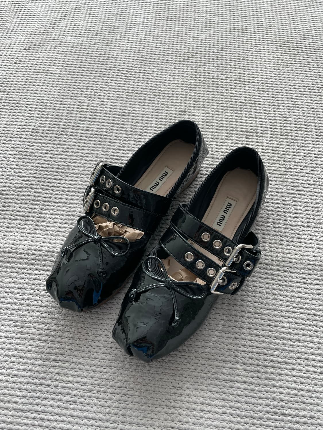 미우미우 발레리나 플랫 버클 스트랩  상품이미지1