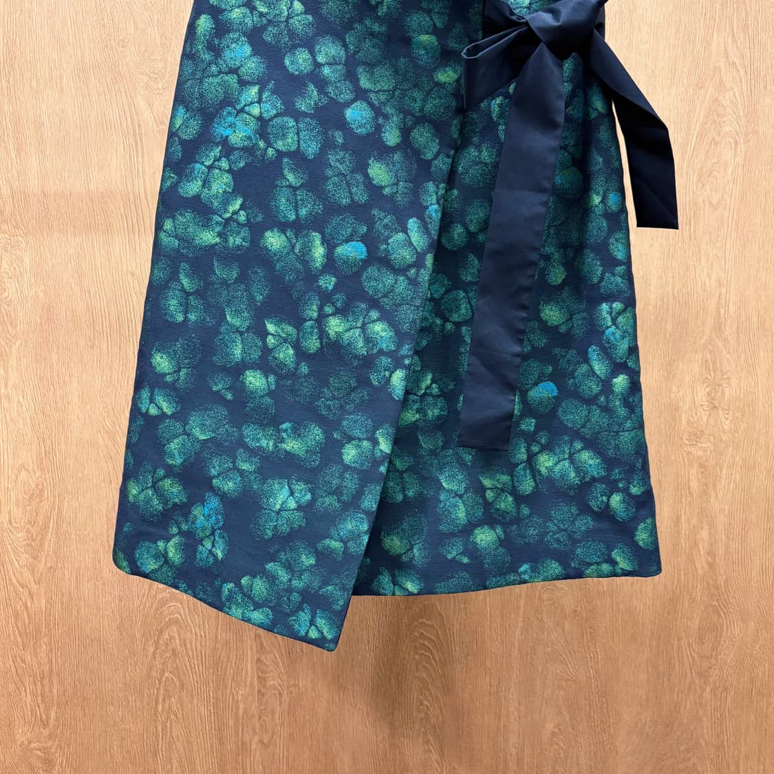 코스 미디 랩 스커트 플로럴 패턴 프린트 리본 스트랩 디테일 그린 네이비 상품이미지5