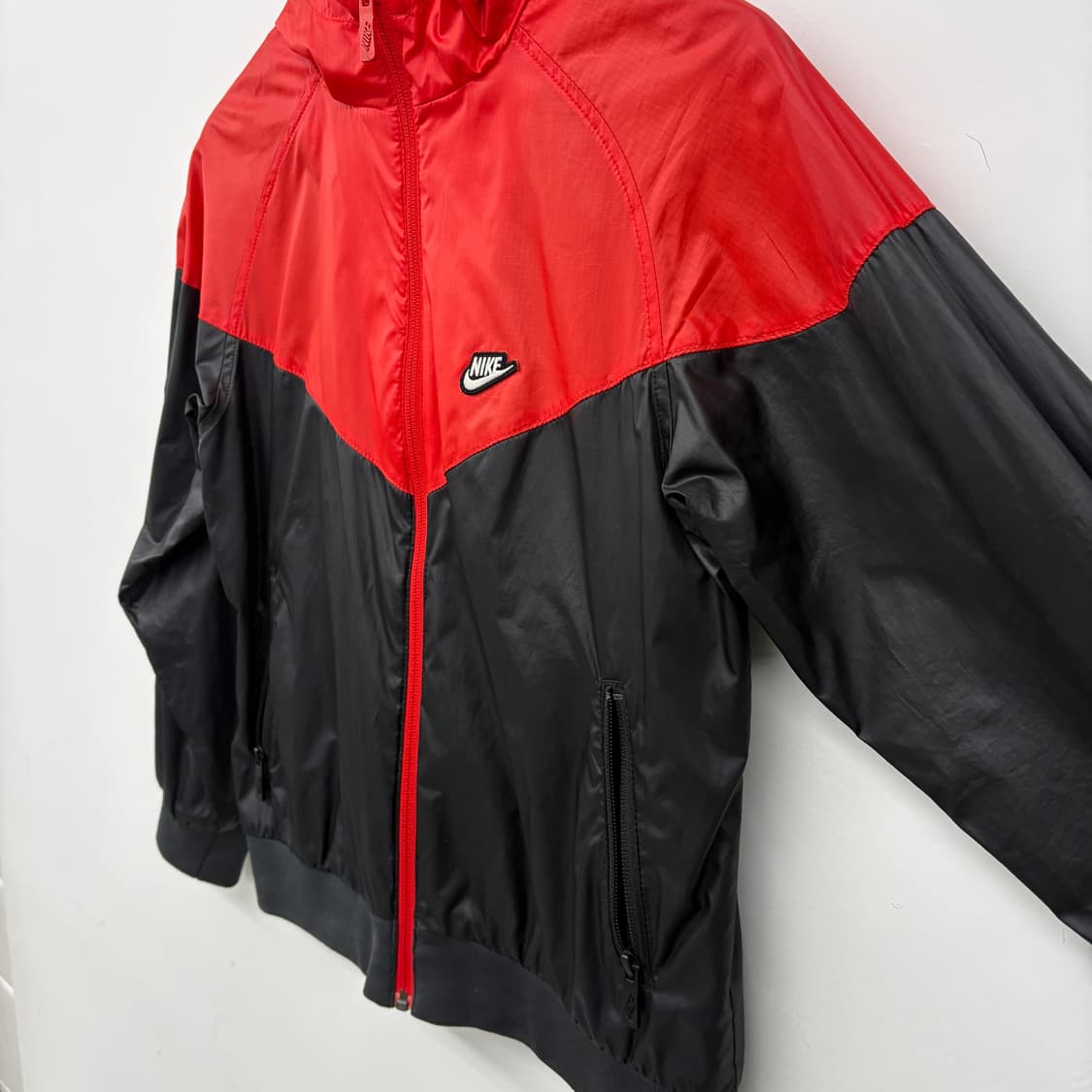 나이키 바람막이 윈드러너 레드/블랙 여성 XS 상품이미지3