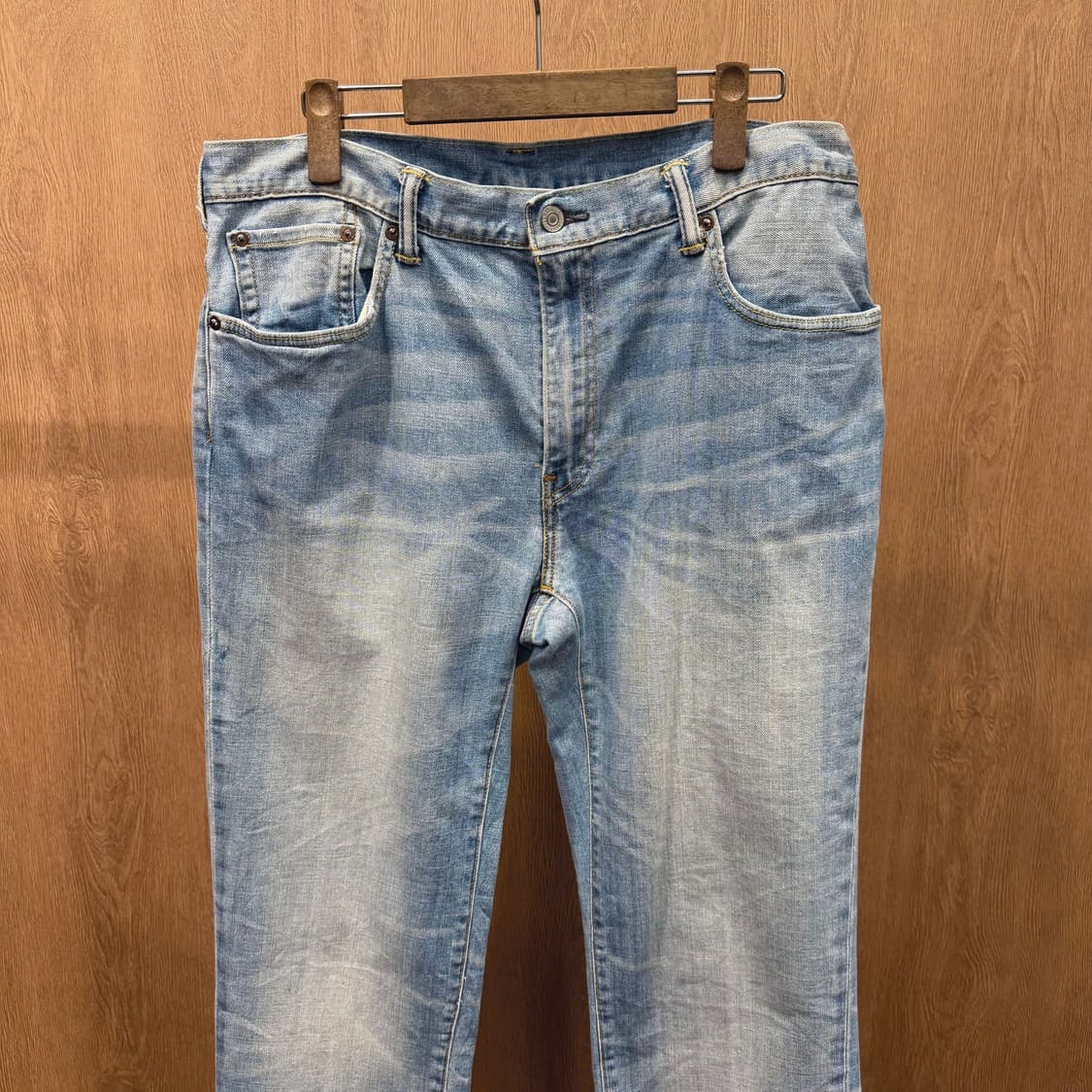 리바이스 551 워싱 데님 팬츠 레드 로고 탭 디테일 스트레이트핏 연청 상품이미지3