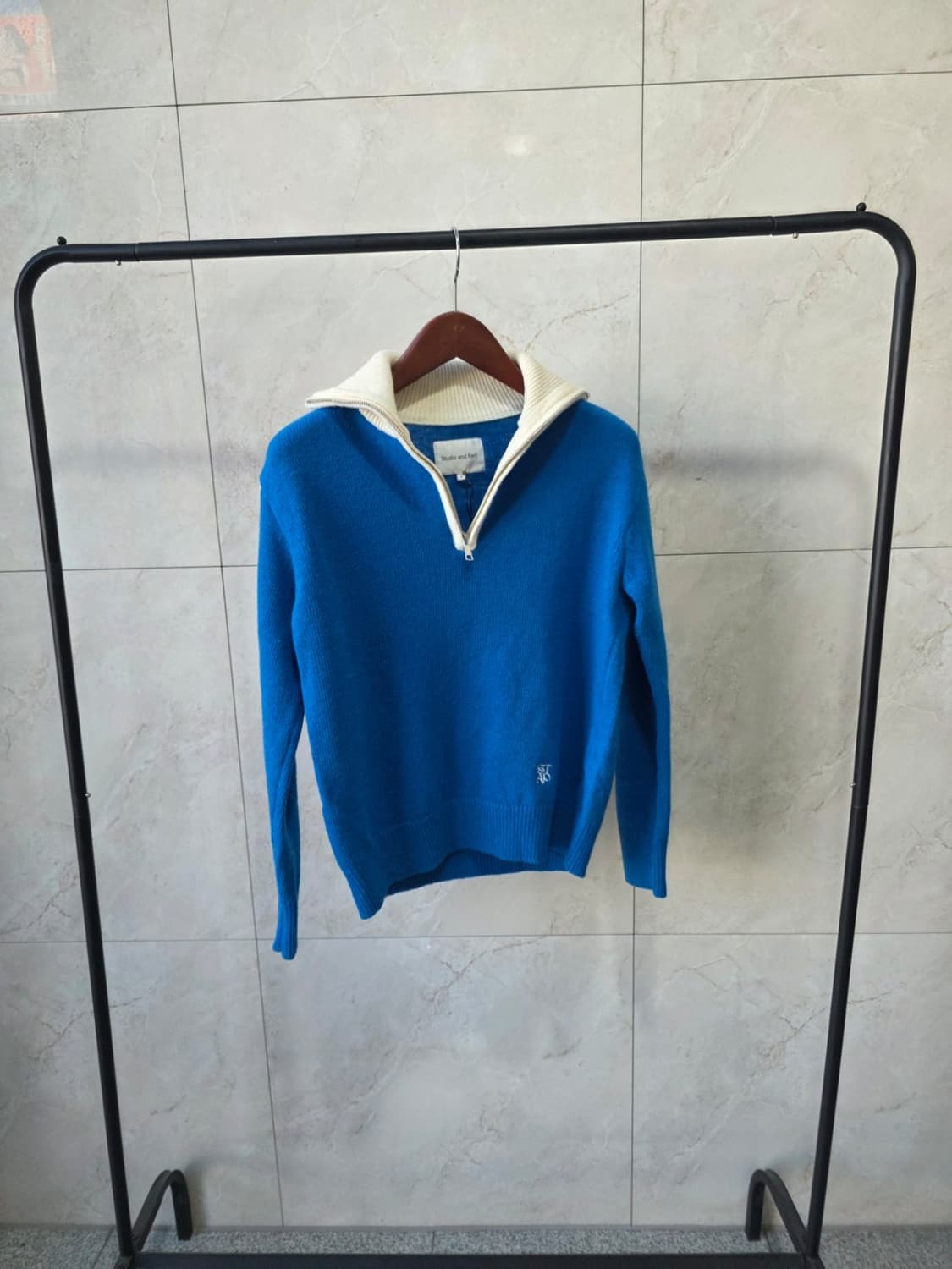 배색반집업 니트 상품이미지1