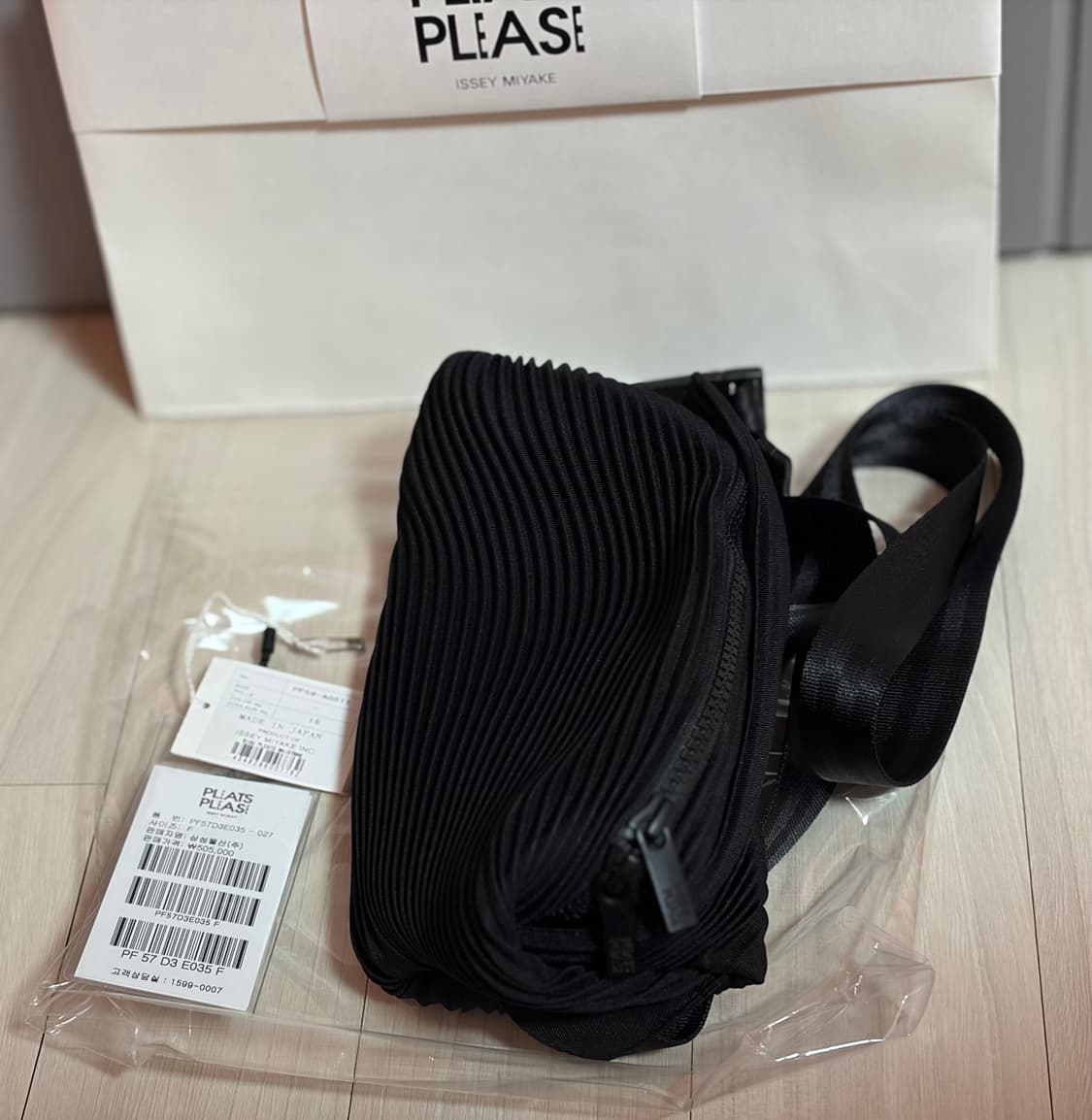 플리츠플리즈 Bias Pleats 웨이스트백 블랙판매합니다. 상품이미지1