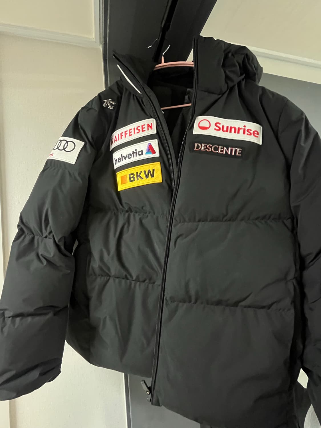 새상품) 데상트 스키 패딩 스위스 스키 후드형 다운 자켓  블랙 105 상품이미지4