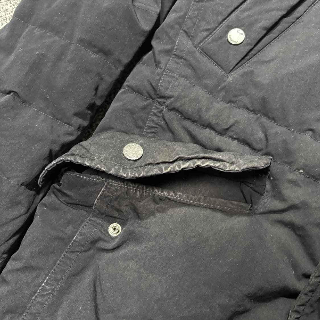 CP 컴퍼니 렌즈 다운 패딩 블랙 (105) 상품이미지4