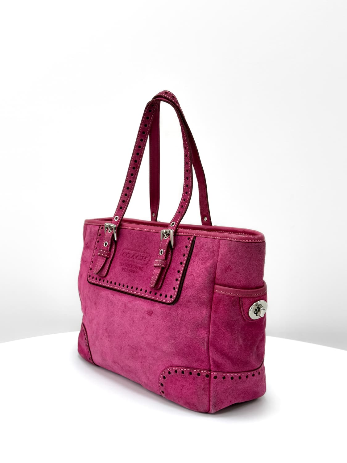 코치 펀칭 디테일 스웨이드 토트백 상품이미지5