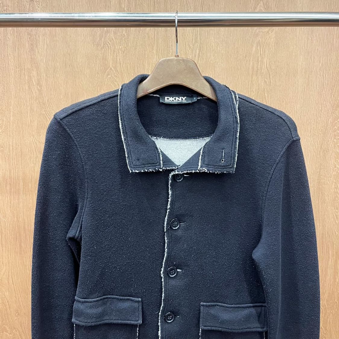 도나카란 뉴욕 코튼 니트 가디건 화이트 배색 스티치 포켓 디테일 블랙 상품이미지4