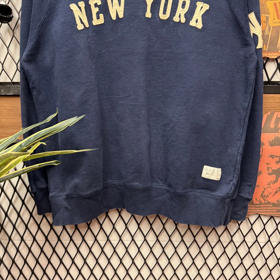 MLB X 양키스 맨투맨 전면 레터링 로고 포인트 네이비 상품이미지4