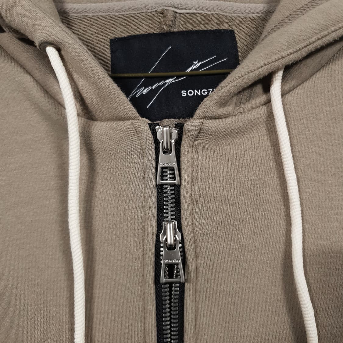 M (95) 송지오 옴므 멀티 자수 패치 포인트 후드집업 베이지 정품 상품이미지6