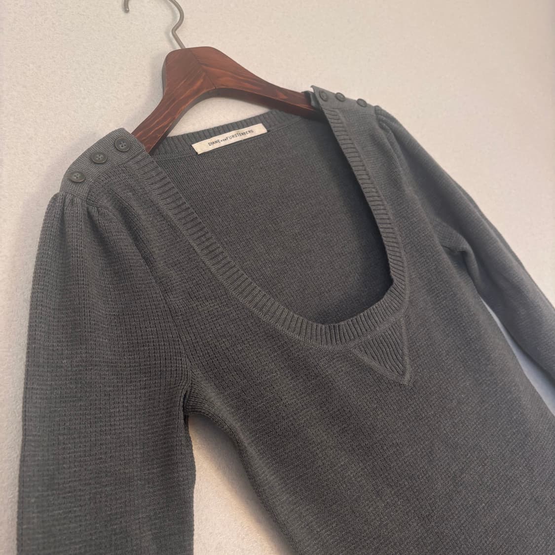 DVF 다이앤 본 퍼스텐버그 그레이 딥브이넥 니트 슬림 실루엣 상품이미지6