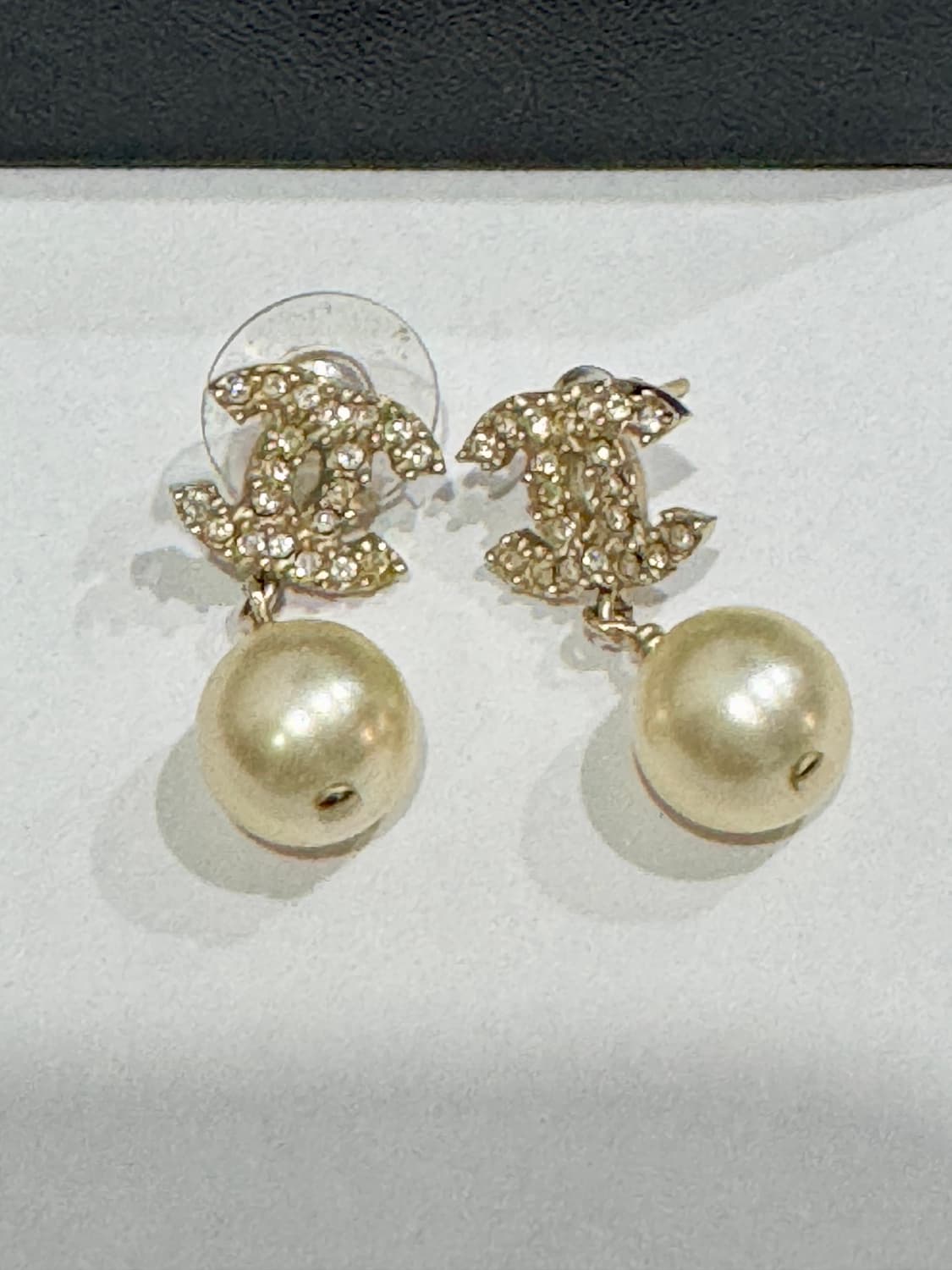 샤넬 CC 로고 진주 드롭 귀걸이 정품 상품이미지3