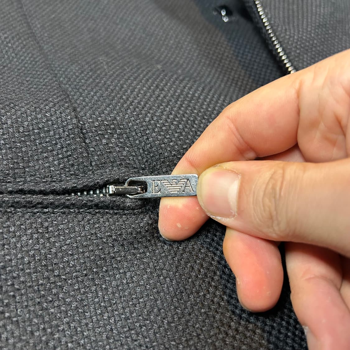 XL) 엠포리오 아르마니 MATT LINE 지퍼 디테일 울 블레이저 상품이미지4