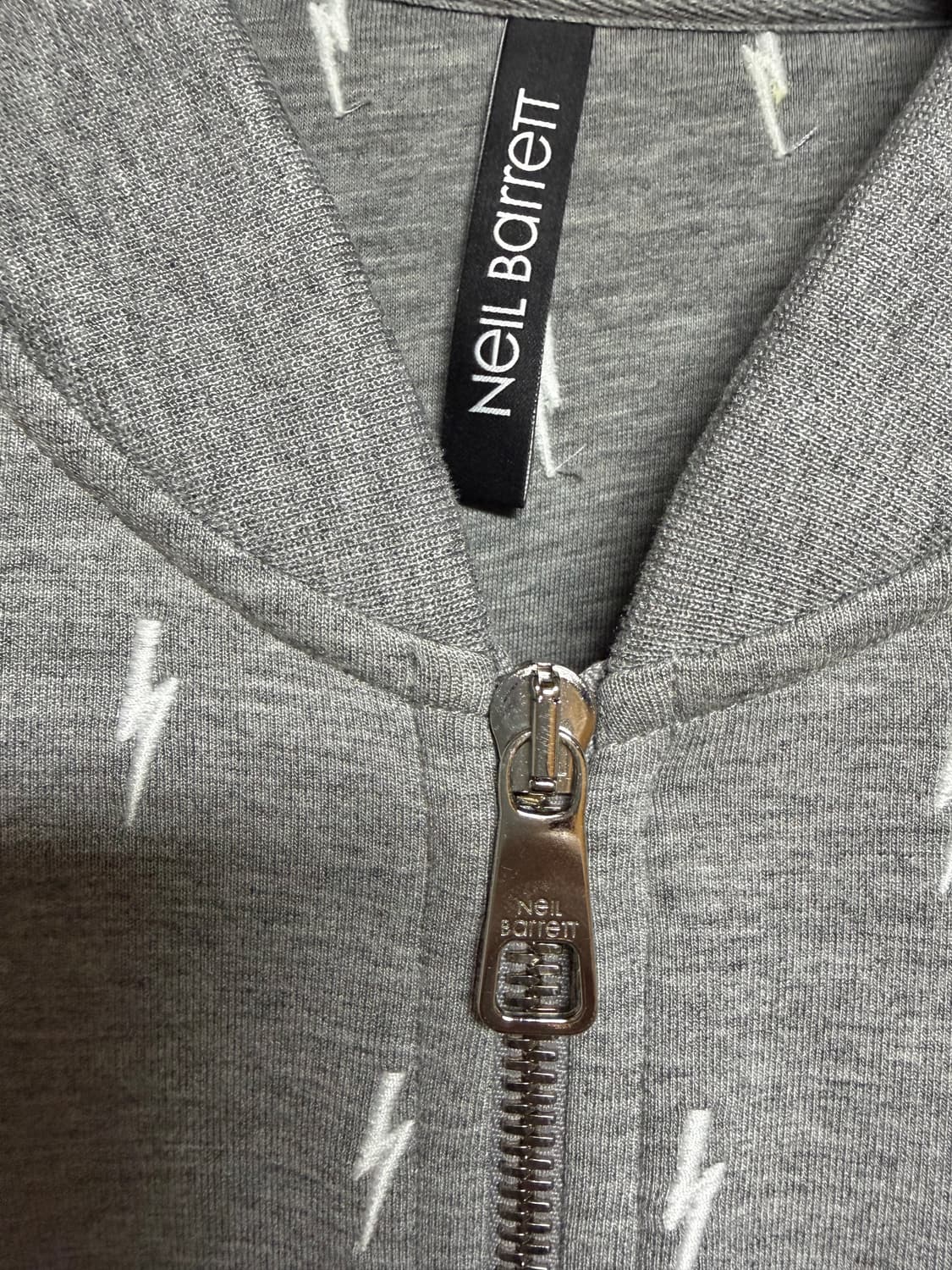 닐바렛 시그니처 스몰 번개 자수 그레이 봄버 재킷 상품이미지5