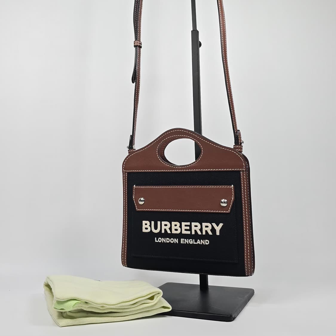 버버리 투톤 포켓 마이크로 토트 숄더백 상품이미지1