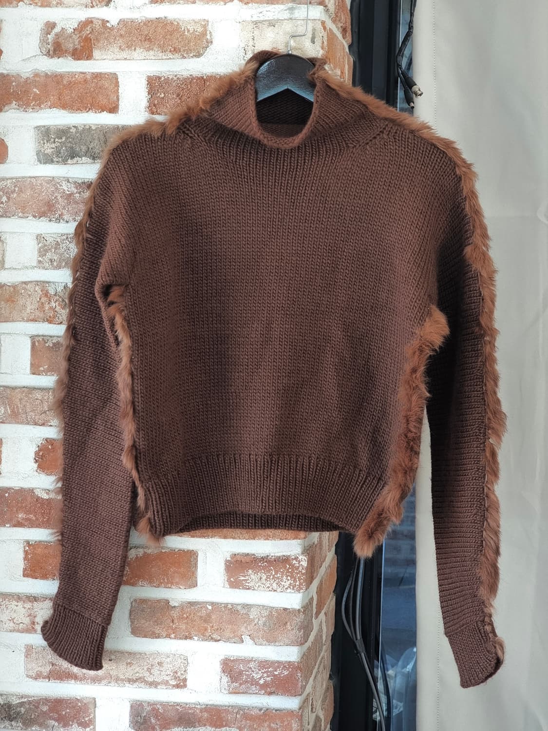 DKNY 여성 브라운 퍼 장식 니트 (M)  상품이미지1