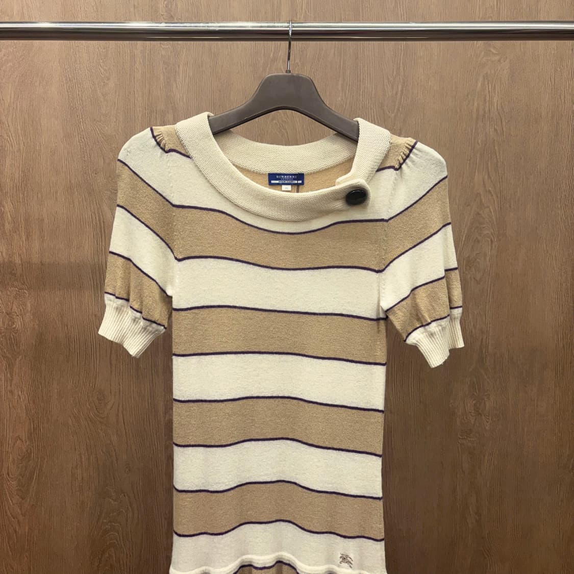 버버리 런던 니트 미디 원피스 배색 스트라이프 버튼 넥 디테일 베이지 상품이미지4