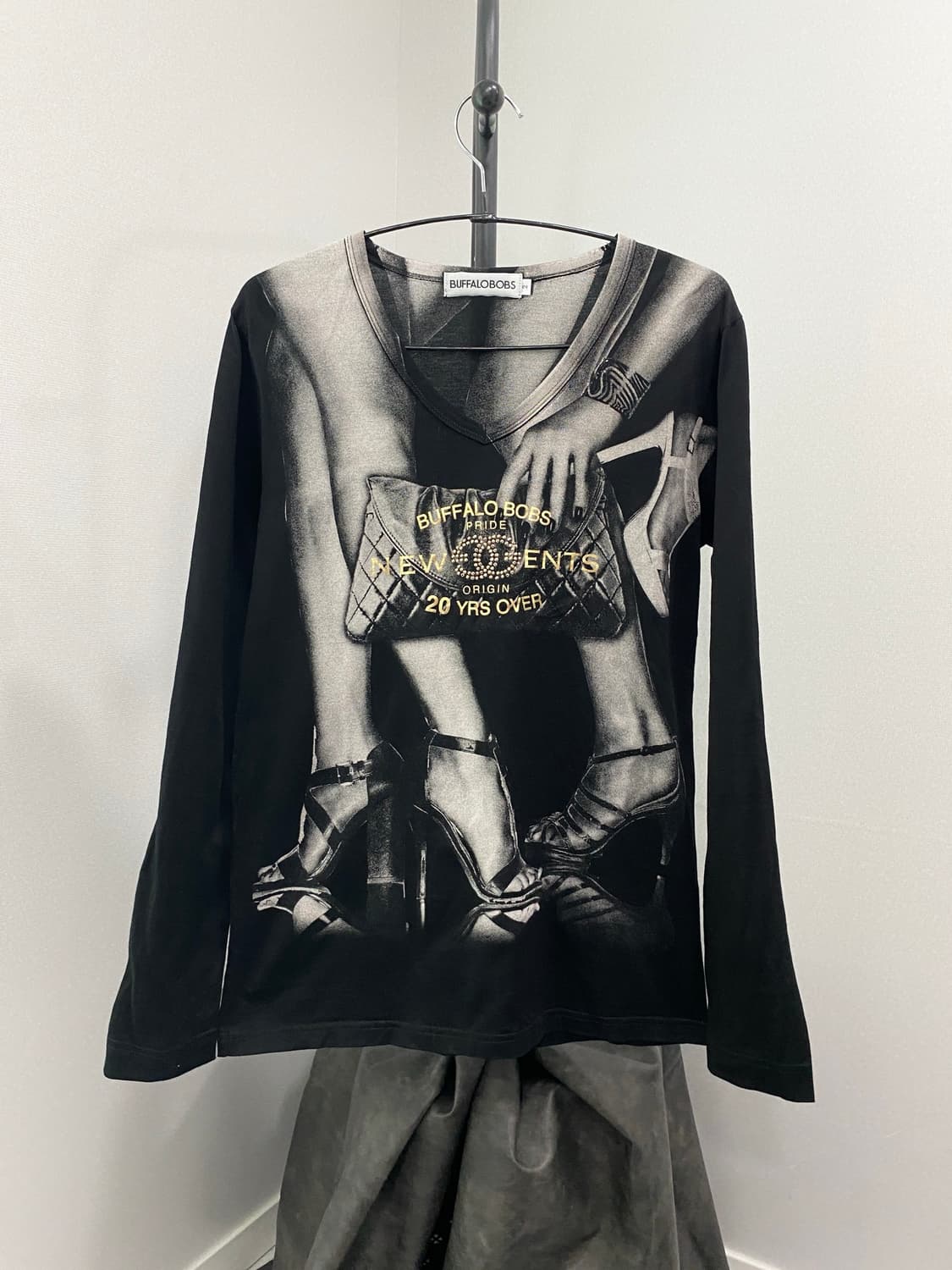 Graphic V-neck Long Sleeve Tee 상품이미지1