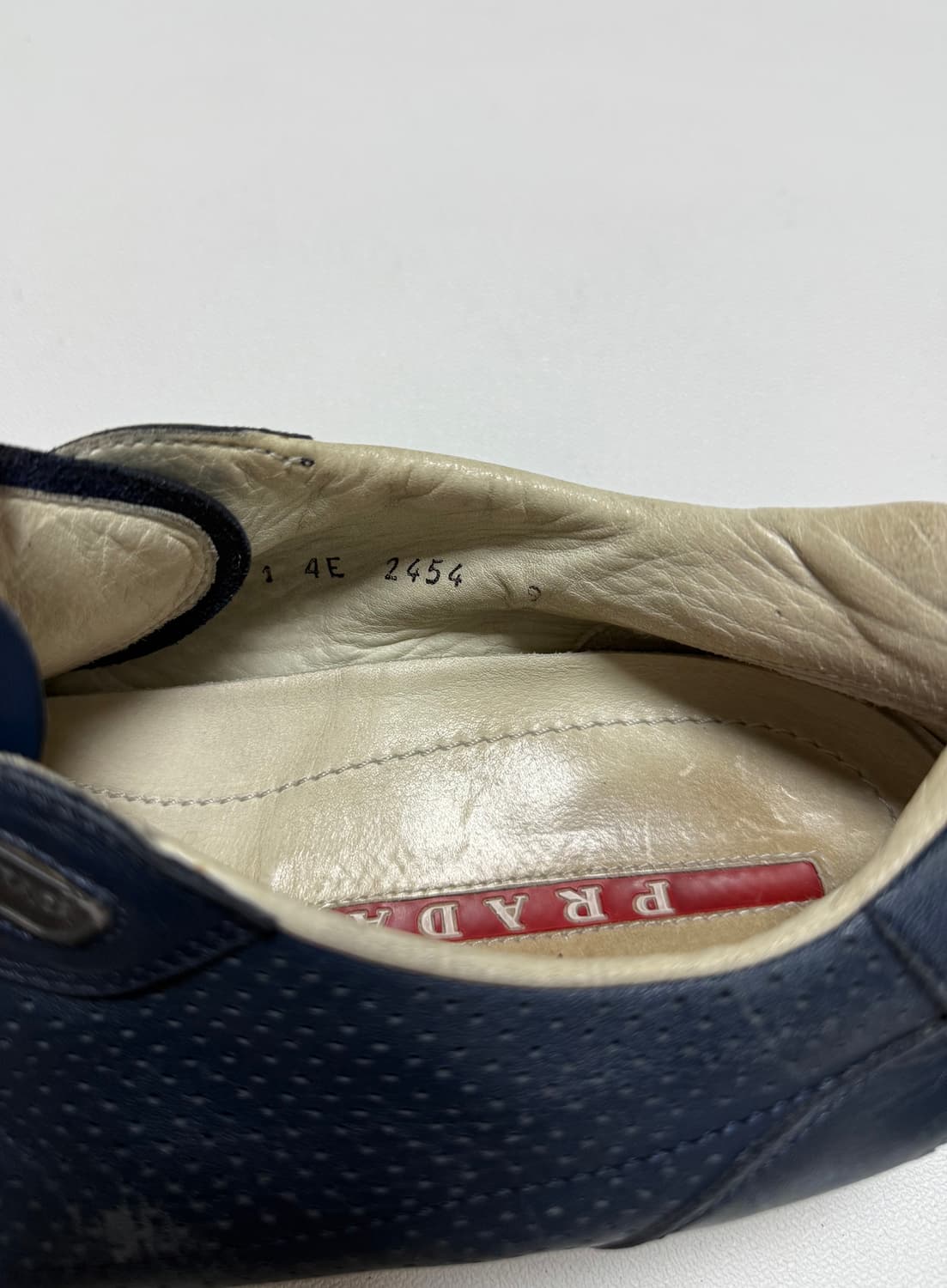 프라다 퍼퍼레이티드 레더 스니커즈 uk9 상품이미지3