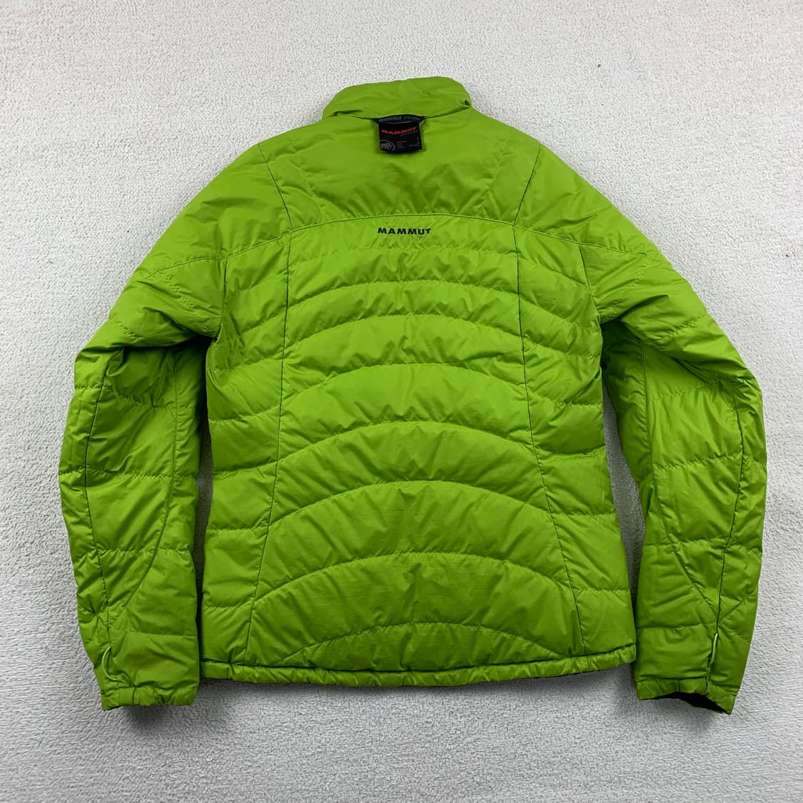 마무트 자수로고 다크브라운/네온 리버시블 덕다운 경량패딩 상품이미지8