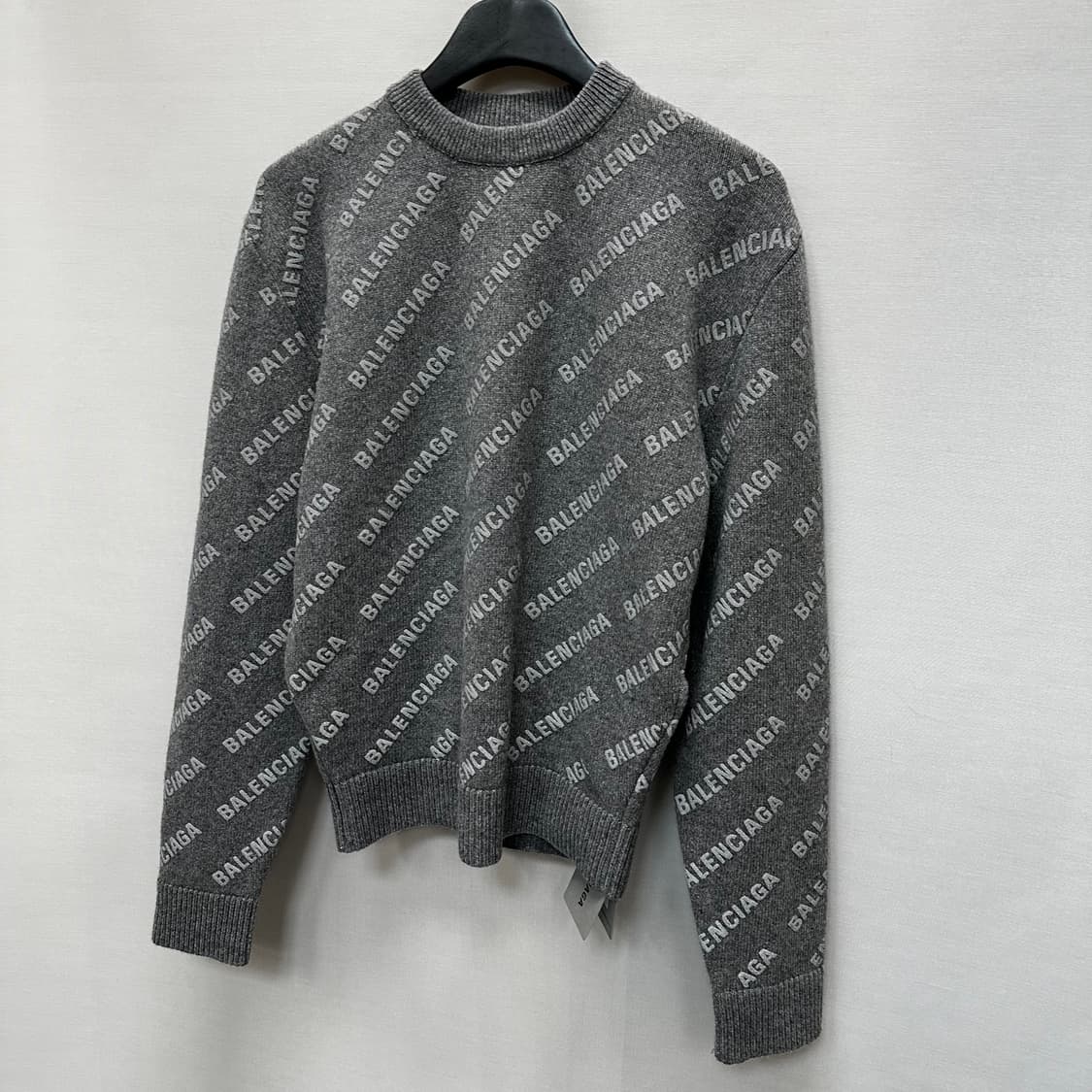 발렌시아가 미니 올 오버 로고 니트 (95)  상품이미지3