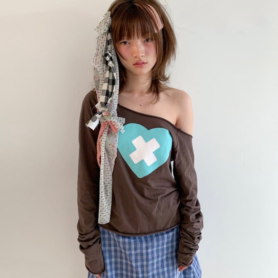 샵페어리 하트 컷 오프숄더 티 브라운 상품이미지1