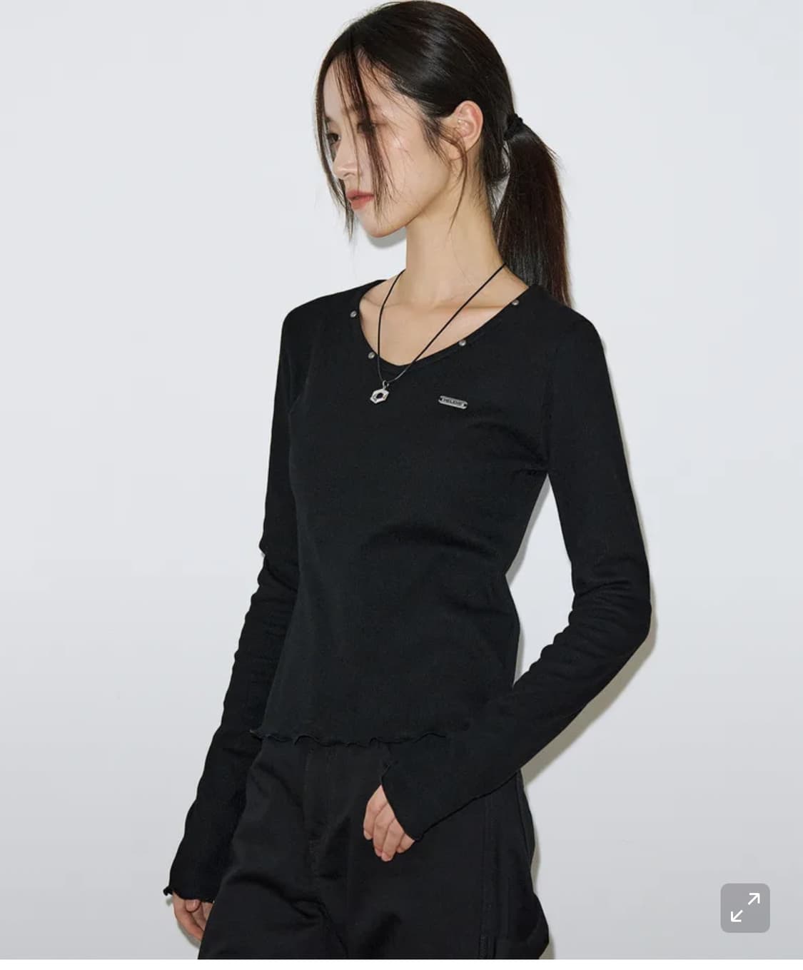 헬레네파리스 브이넥 스터드 트리밍 티 상품이미지1