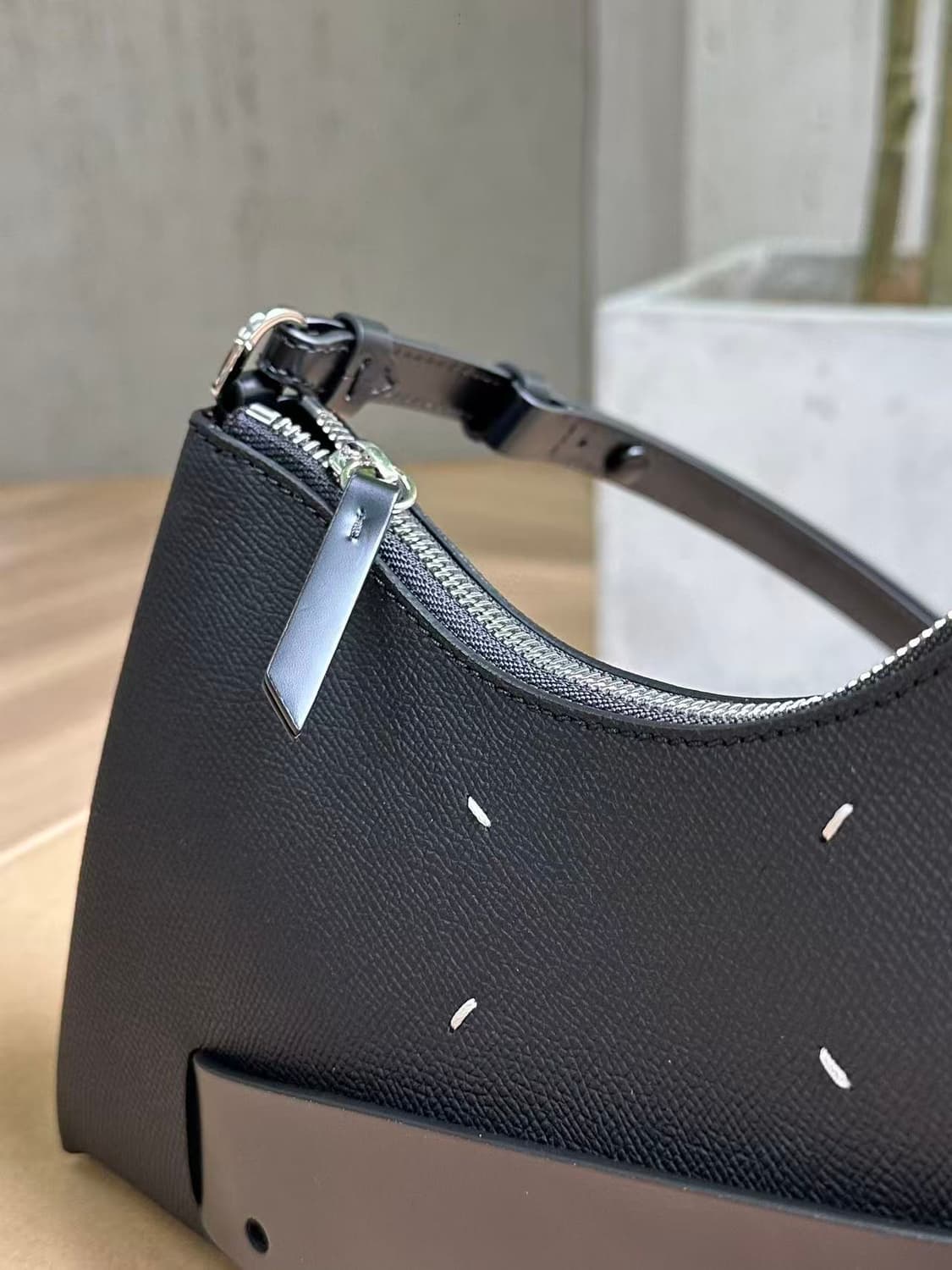 MM6 메종 마르지엘라 새틴 핸드백 블랙 상품이미지7