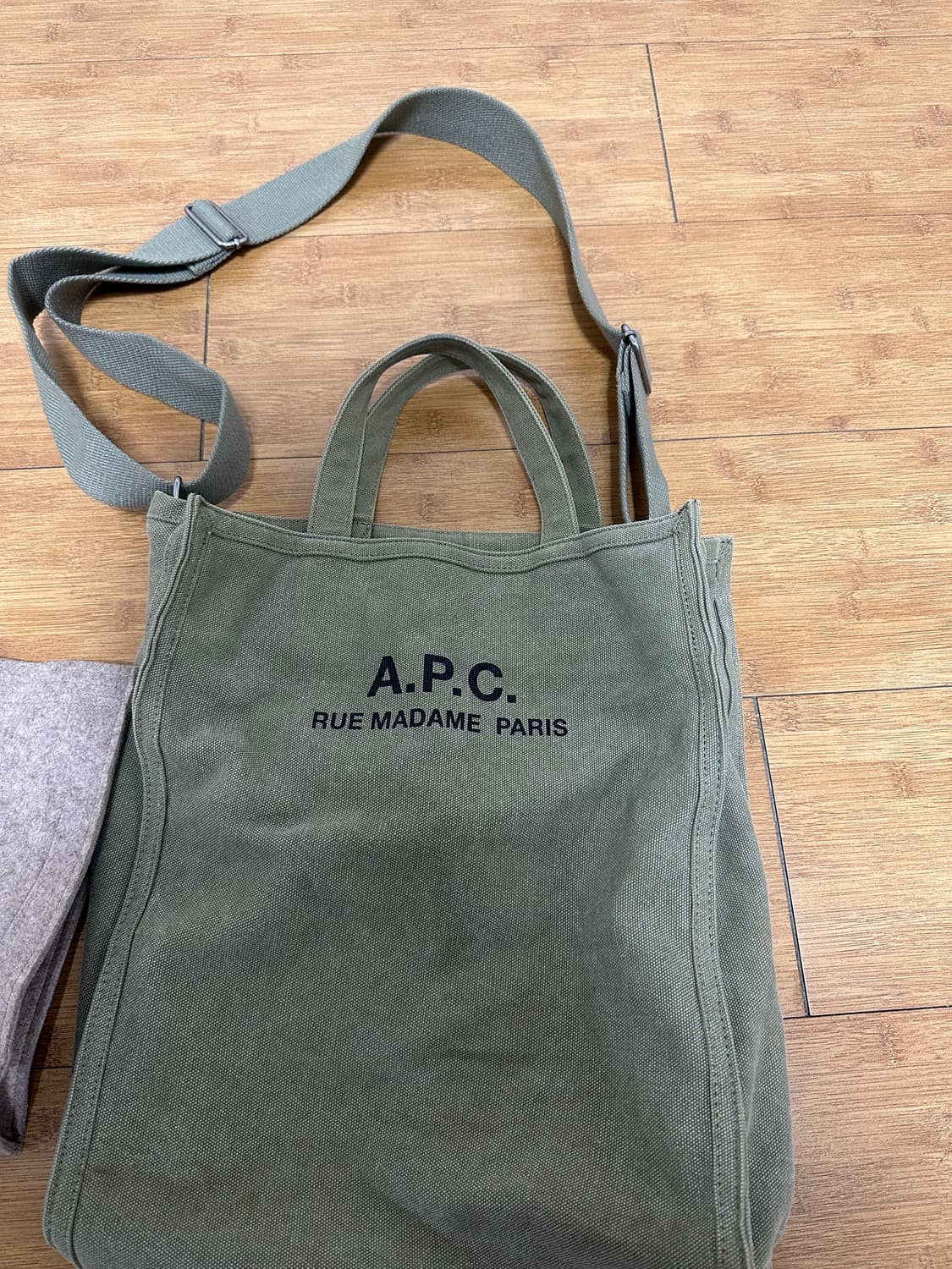 A.P.C. 아페쎄 르 코퍼레이션 토트백 카키 상품이미지1
