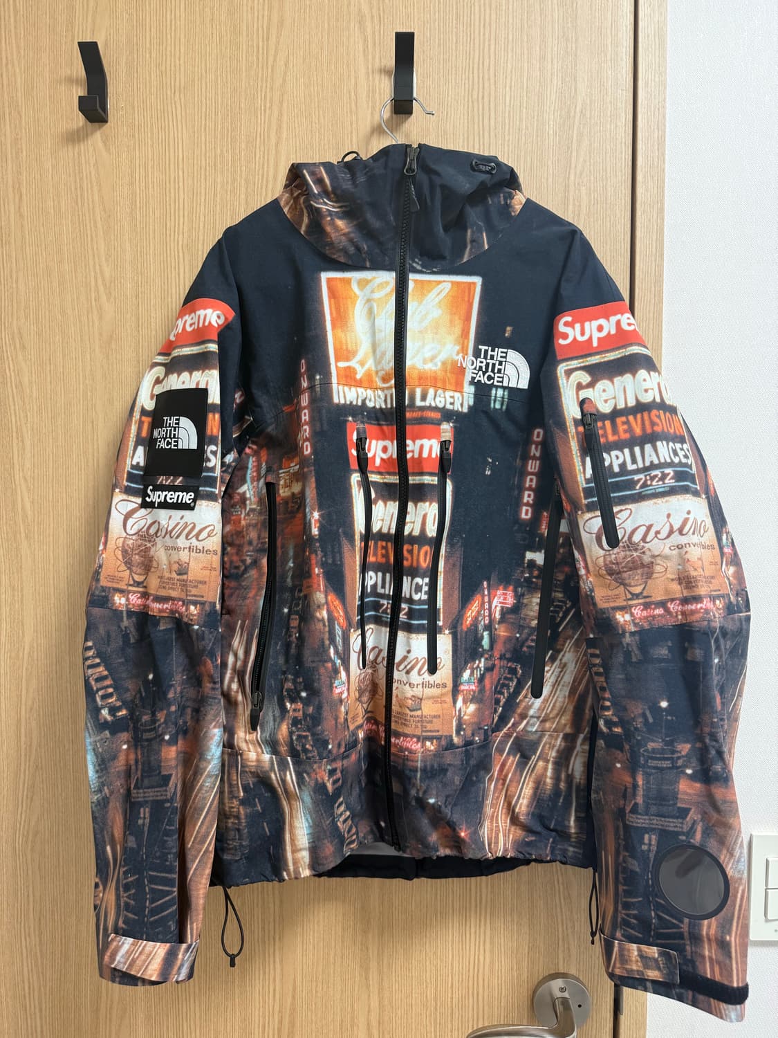 슈프림 노스페이스 타임스퀘어 바람막이 상품이미지1