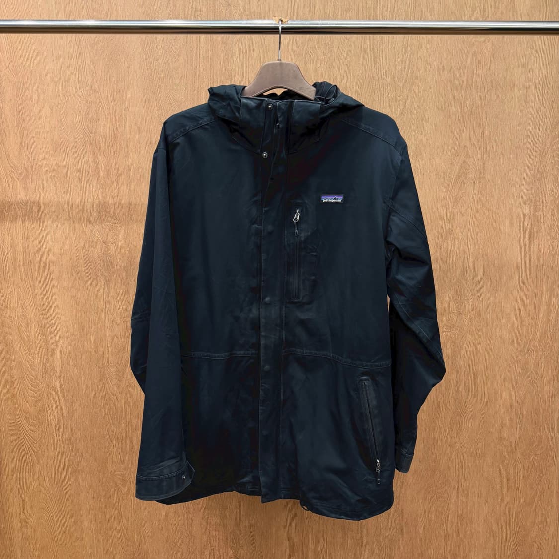 파타고니아 후드 아웃도어 자켓 로고 패치 지퍼 포켓 절개 디테일 블랙 상품이미지2