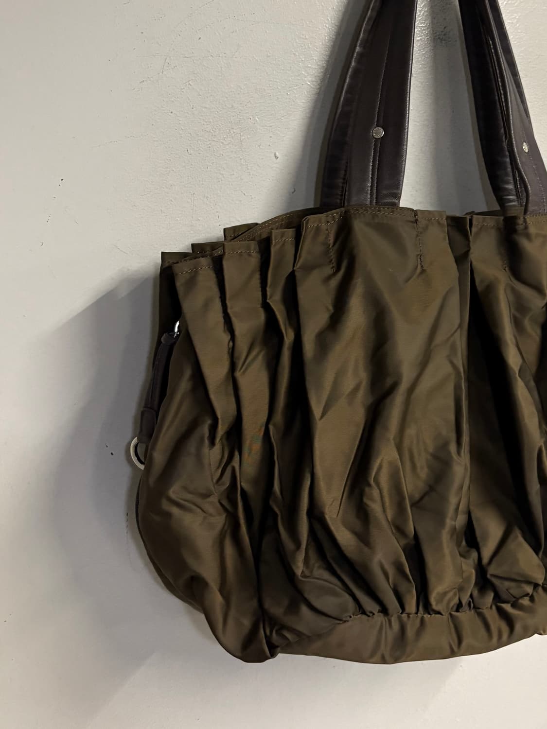 Y‘SACCS pleats ballon tote bag deep brow 상품이미지4