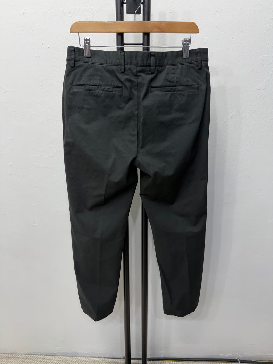 정품) 띠어리 남성 블랙 면바지 31 상품이미지4