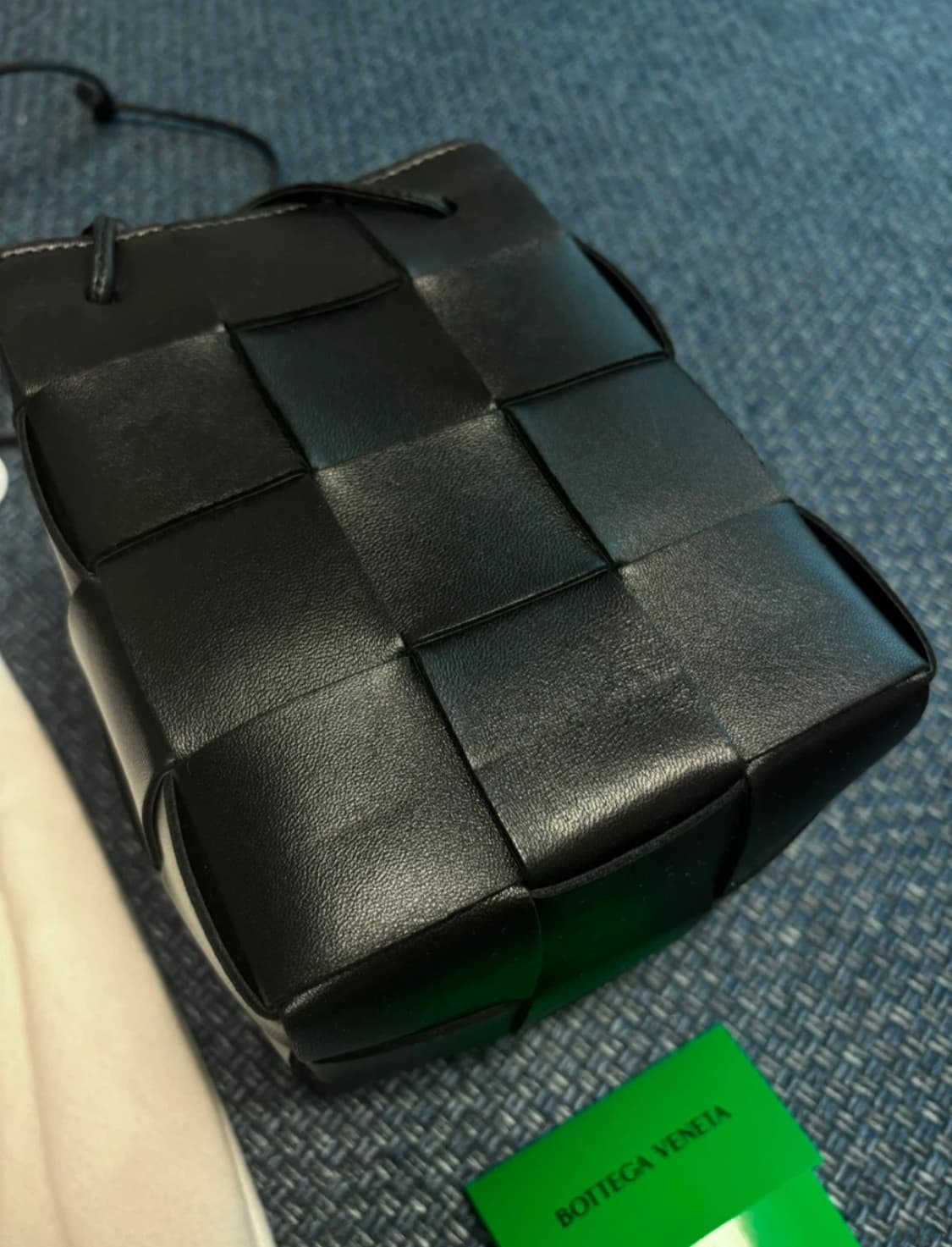 보테가베네타 스몰 카세트 크로스바디 버킷 백 블랙 상품이미지3