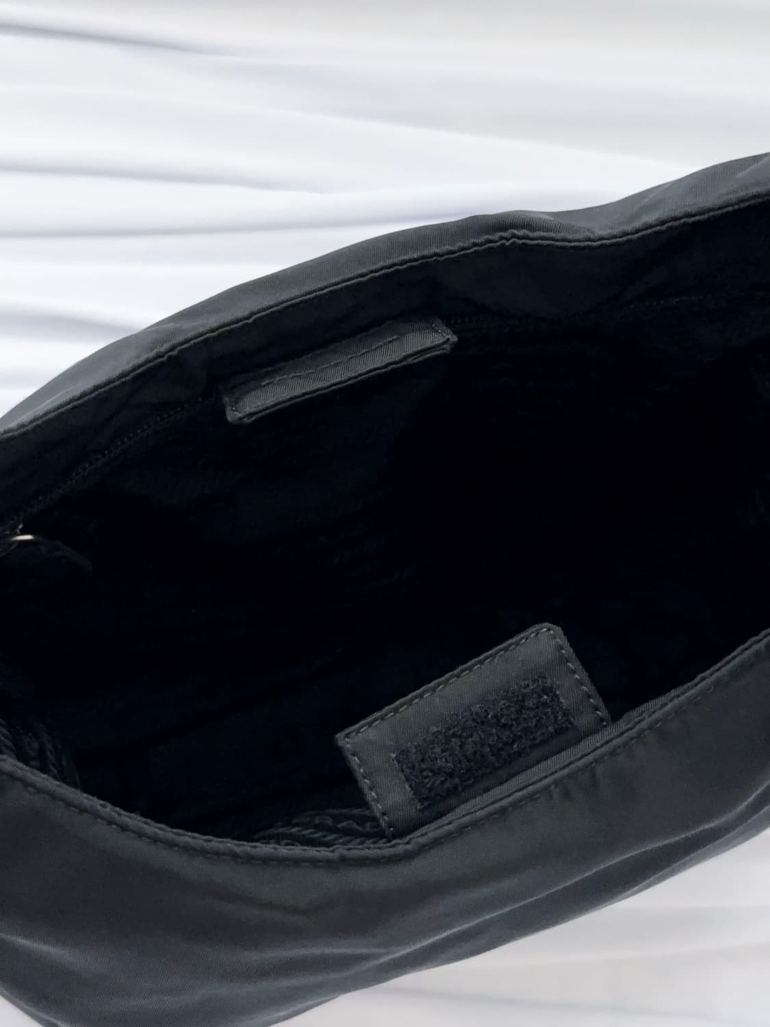 프라다 나일론 사이드 로고 호보백 상품이미지10