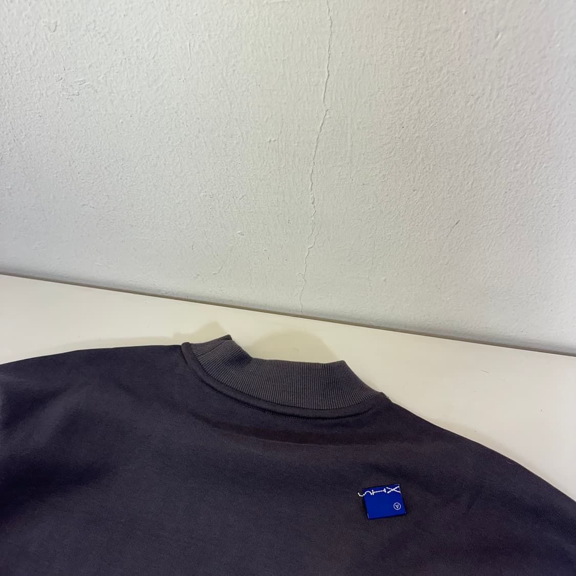 A2 아더에러 차콜 6주년 모크넥 맨투맨 상품이미지6