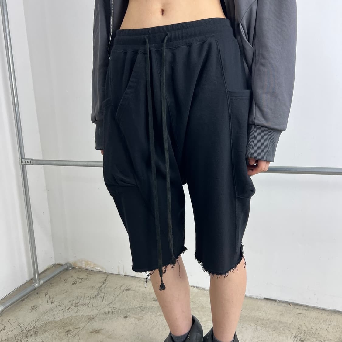 The Viridi Anne 22ss 비대칭 드롭 크로치 쇼츠 상품이미지2