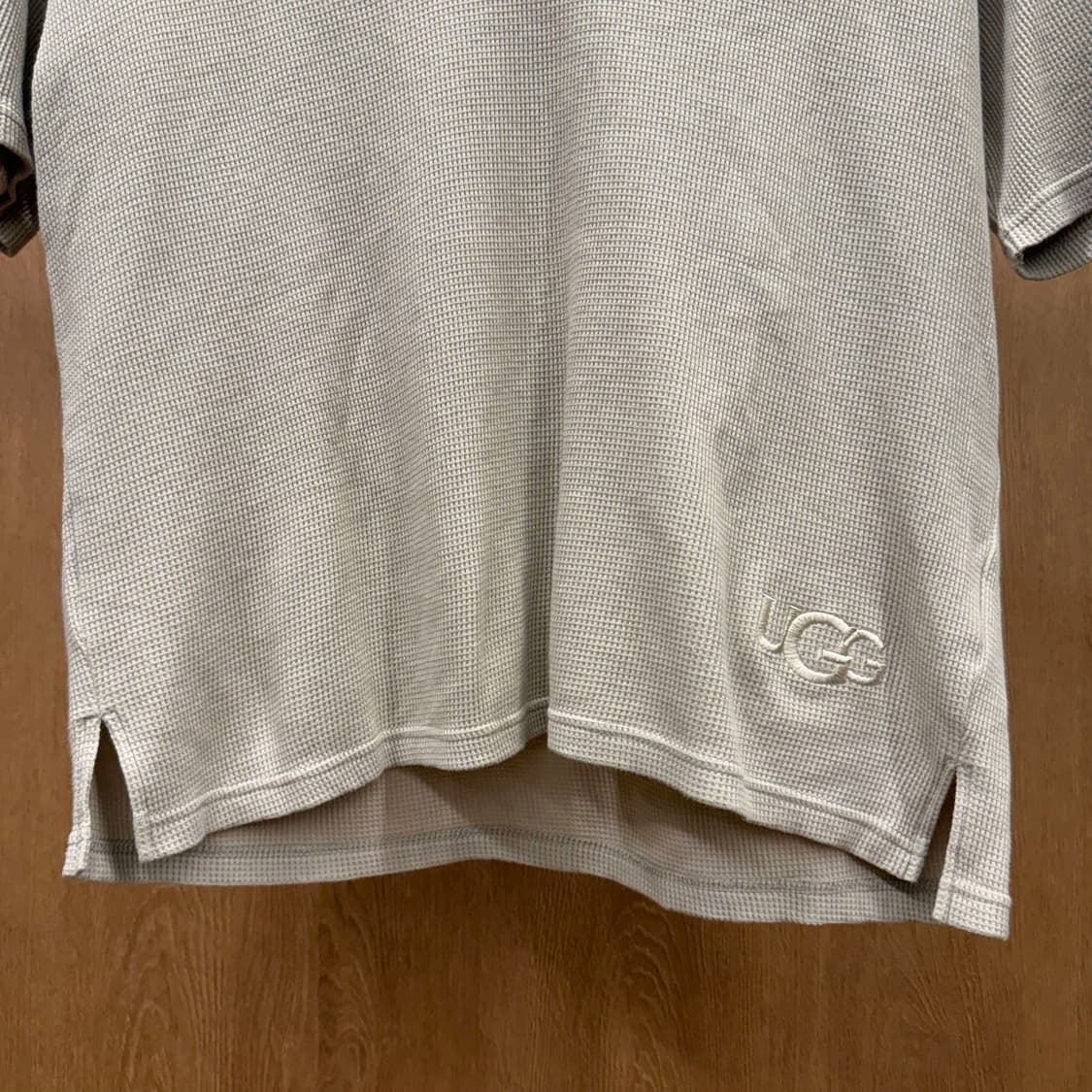 어그 와플 니트 반팔 카라 브이넥 티셔츠 자수 디테일 루즈핏 연그레이 상품이미지4