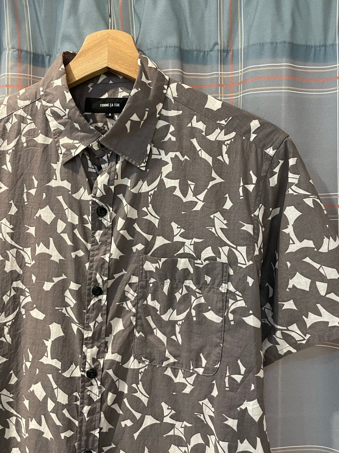 콤사이즘 그레이 프린트셔츠 상품이미지2