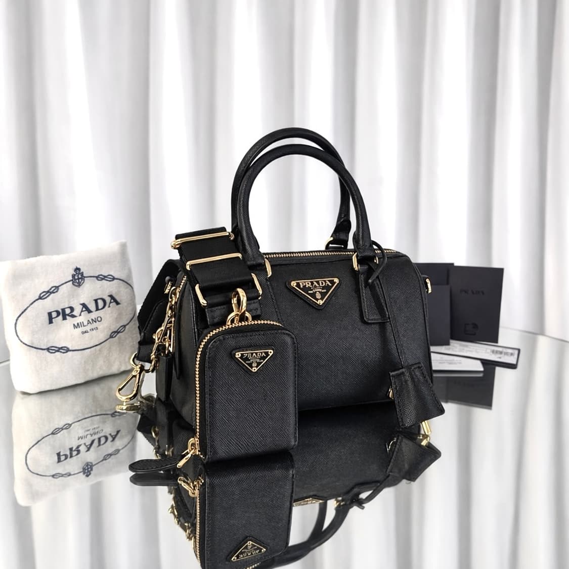 [신상] 프라다 삼각로고 사피아노 레더 테수토 탑핸들 숄더백 상품이미지1