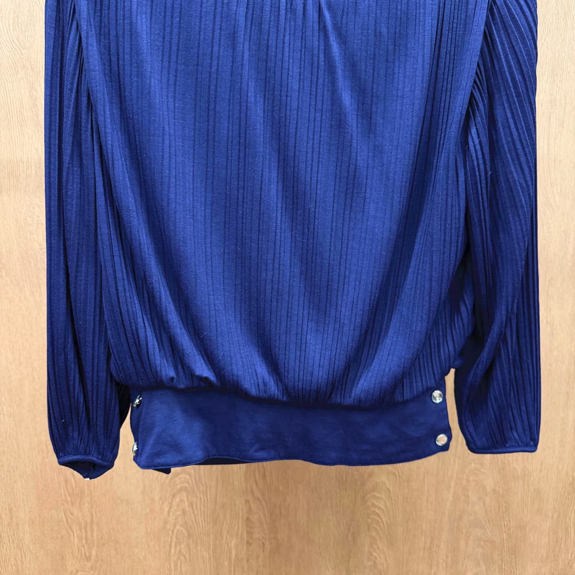 미스 끌로에 라운드넥 블라우스 A라인 미디 스커트 플리츠 디테일 딥 퍼플 상품이미지5