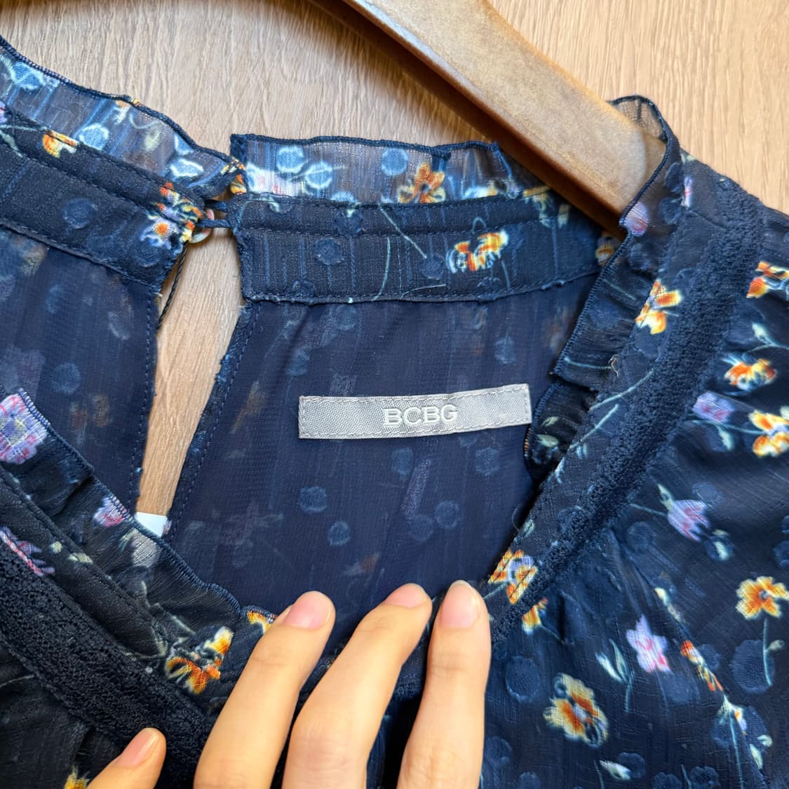BCBG 브이넥 롱슬리브 블라우스 플라워 패턴 디테일 루즈핏 네이비 상품이미지9
