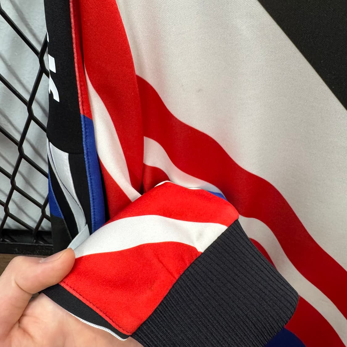 르꼬끄 스포르티브 스트릿 패턴 트랙 자켓 사이드 로고 포인트 배색 상품이미지9