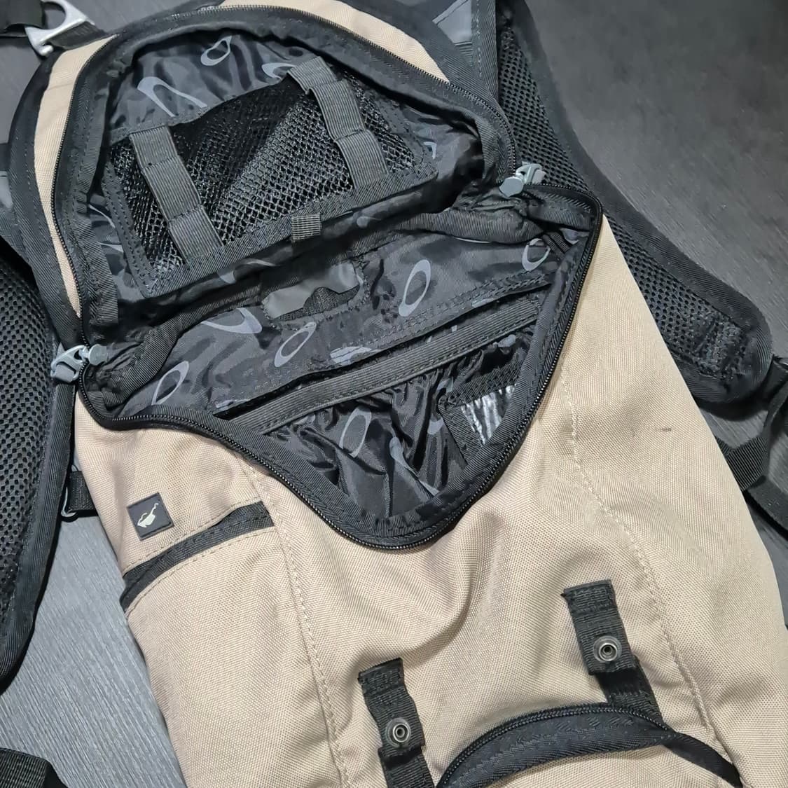 오클리 소프트웨어 00s 메탈 로고 스몰백팩 상품이미지3
