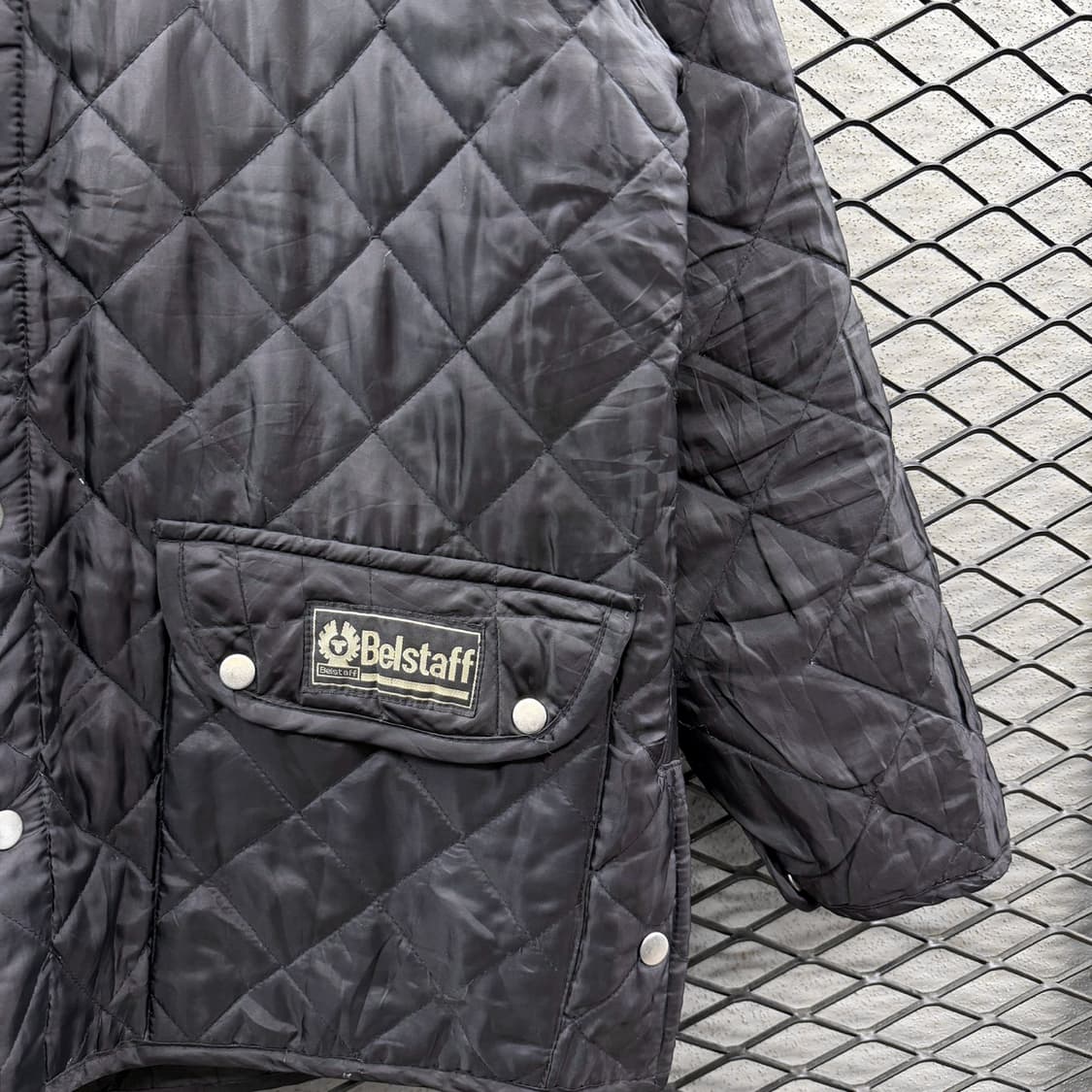 벨스타프 퀼팅 누빔자켓 로고패치 밑단버튼 디테일 블랙 상품이미지6