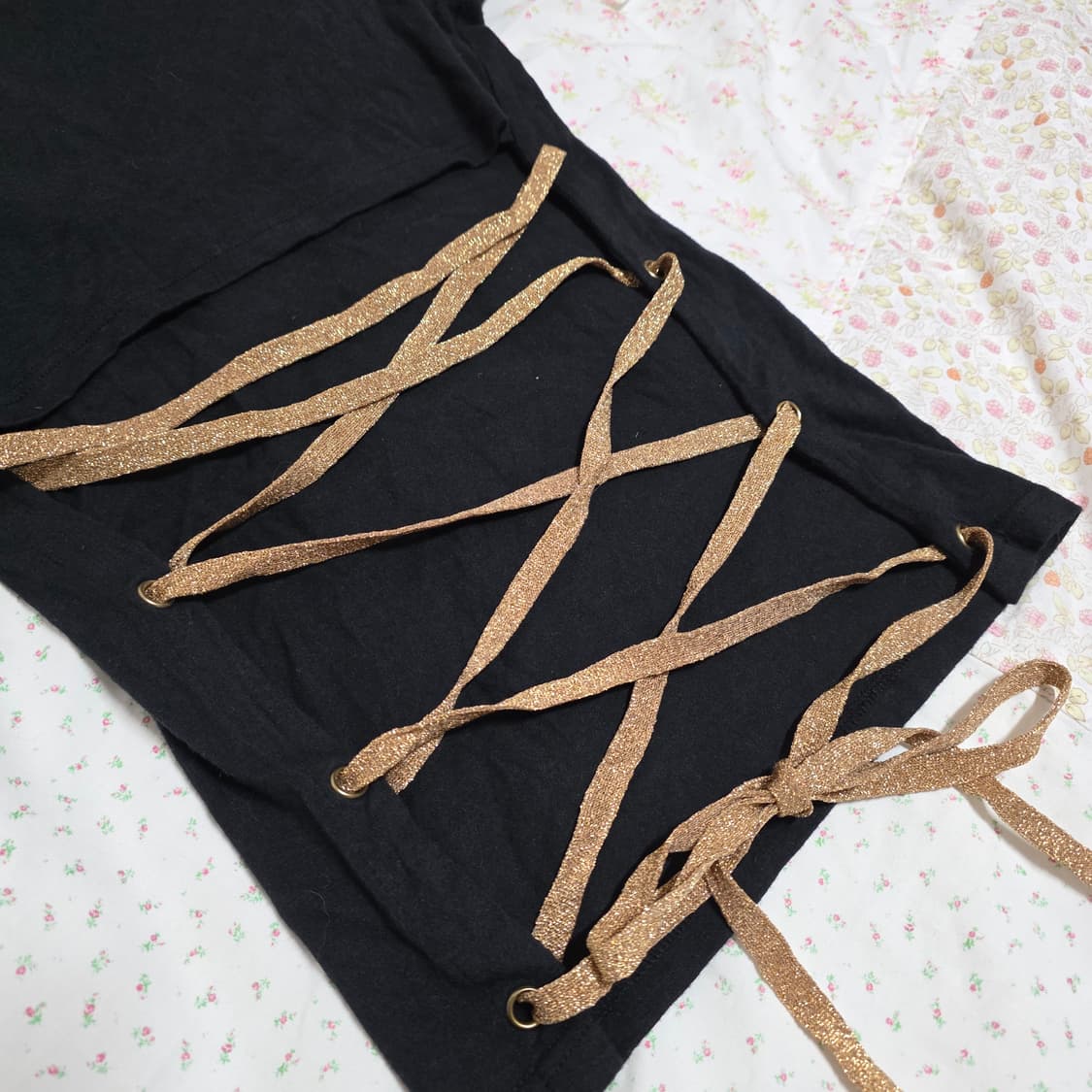 d.i.a 오네갸루 백 스트링 리본 골드 레터링 펑크 반팔 상품이미지4