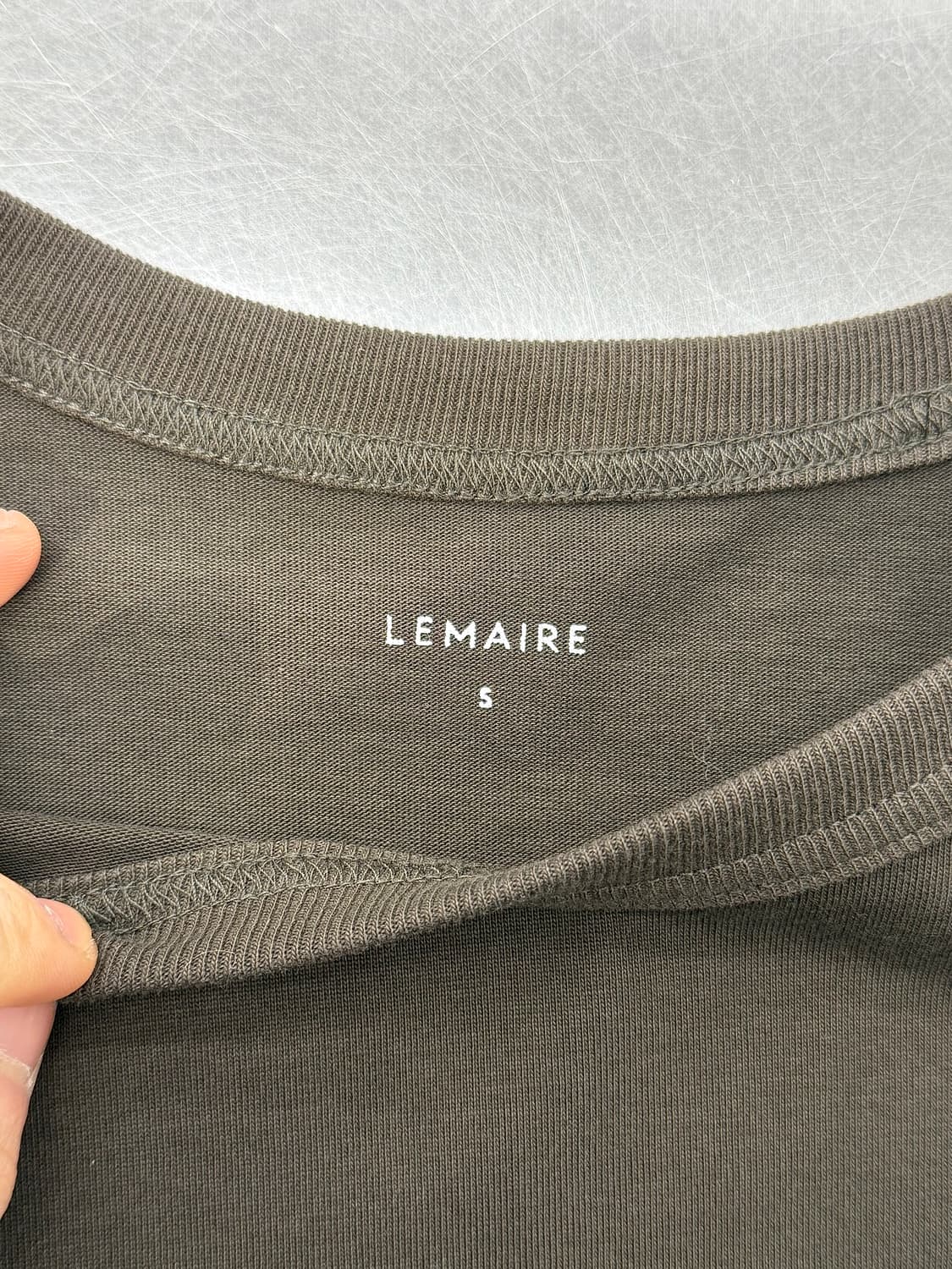 르메르 카키 원 포켓 롱 크루넥 슬리브리스 상품이미지7