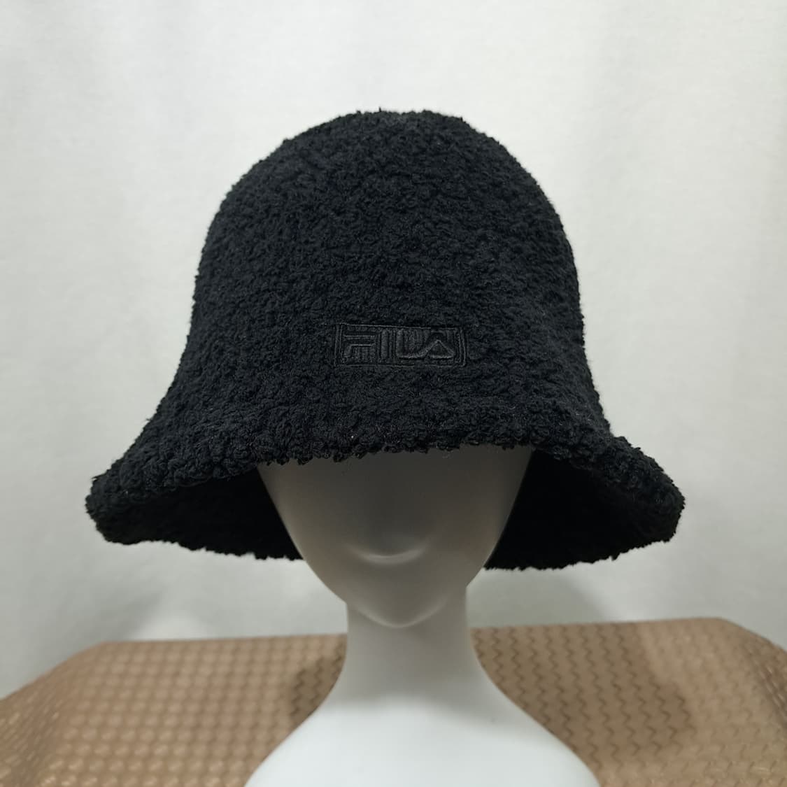 휠라 블랙 뽀글이 후리스 톤온톤 로고 자수 벙거지 햇 P2019 상품이미지3
