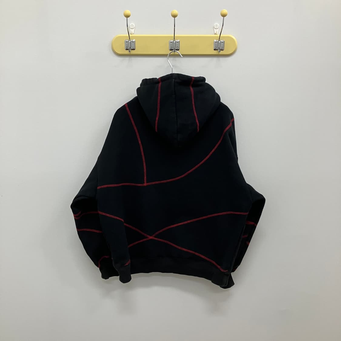 PLEASURES 플레져스 블랙 후드티 레드 스티치 후드 상품이미지2